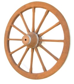 Pemasangan ban besi pada roda pedati tersebut menggunakan prinsip